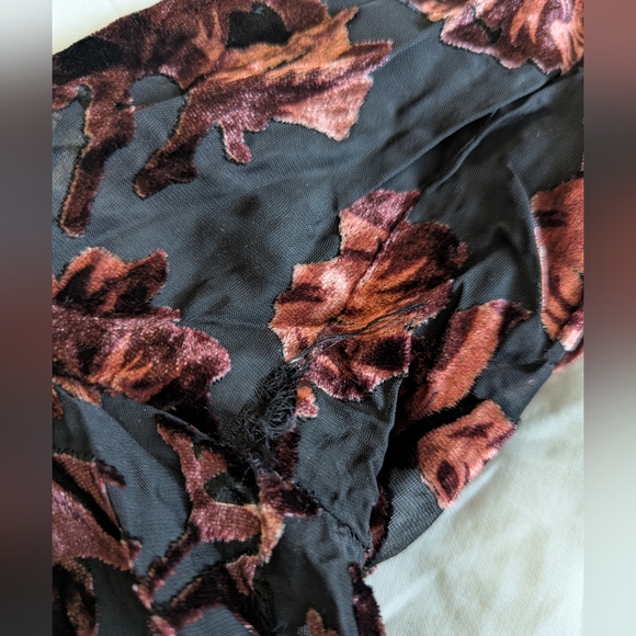 Contemporaine par Simons sheer velvet overlay floral print top size small - Picture 5 of 9